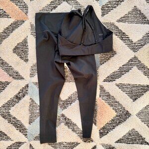 Girlfriend Collective SET, black: Topanga Bra (M); Compressive 7/8 Leggings (S)